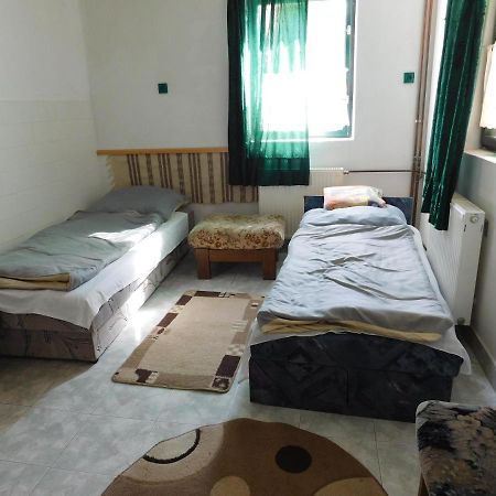 Huta Vendeghaz Hotel Kishuta ภายนอก รูปภาพ